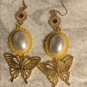🌻Cameo Sunflower butterfly earrings 🌻
